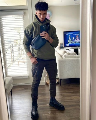 Comment porter un sac banane bleu marine