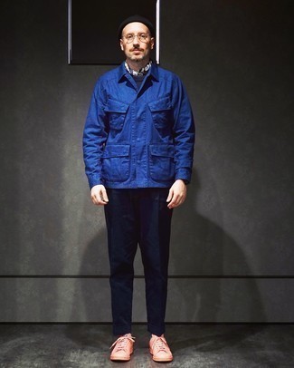 Des baskets basses à porter avec une veste style militaire bleu marine