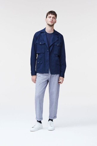 Des baskets basses à porter avec une veste style militaire bleu marine