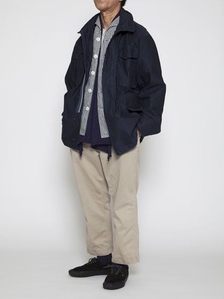 Des baskets basses à porter avec une veste style militaire bleu marine
