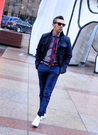Des baskets basses à porter avec une veste style militaire bleu marine