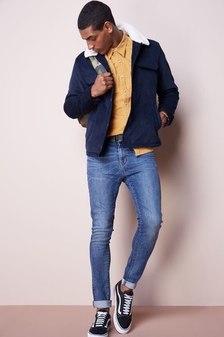 Des baskets basses à porter avec une veste style militaire bleu marine