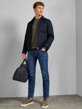 Des baskets basses à porter avec une veste style militaire bleu marine