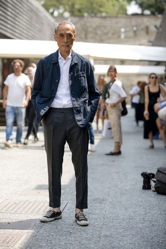Des baskets basses à porter avec une veste style militaire bleu marine