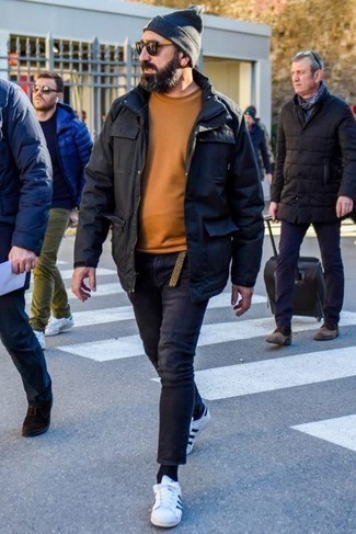 Des baskets basses à porter avec une veste style militaire bleu marine