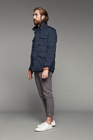Des baskets basses à porter avec une veste style militaire bleu marine