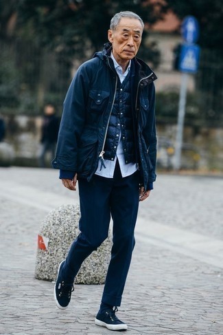 Des baskets basses à porter avec une veste style militaire bleu marine