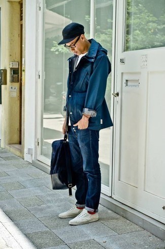 Des baskets basses à porter avec une veste style militaire bleu marine
