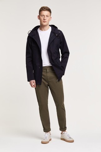 Des baskets basses à porter avec une veste style militaire bleu marine
