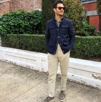 Des baskets basses à porter avec une veste style militaire bleu marine