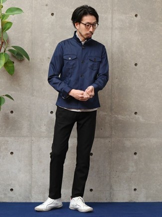 Des baskets basses à porter avec une veste style militaire bleu marine