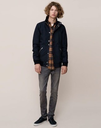 Des baskets basses à porter avec une veste style militaire bleu marine
