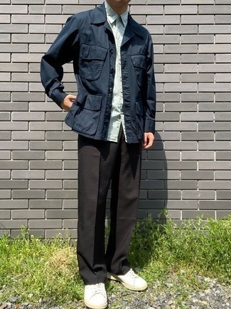 Des baskets basses à porter avec une veste style militaire bleu marine