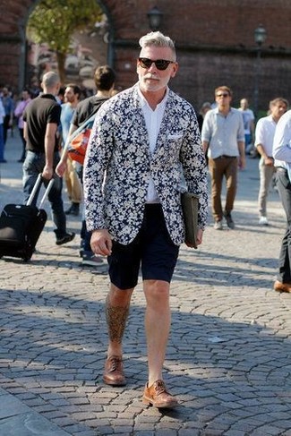 Comment porter un blazer à fleurs bleu marine