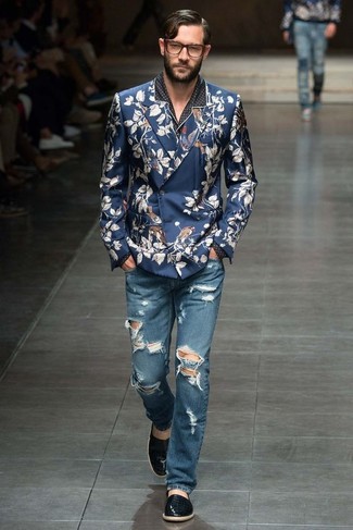 Comment porter un blazer à fleurs bleu marine