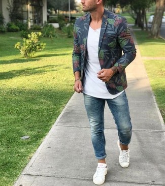 Comment porter un blazer à fleurs bleu marine