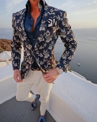 Comment porter un blazer à fleurs bleu marine