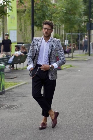 Comment porter un blazer à fleurs bleu marine