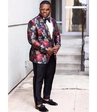 Comment porter un blazer à fleurs bleu marine