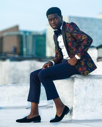 Comment porter un blazer à fleurs bleu marine