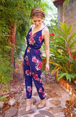 Comment porter une combinaison pantalon à fleurs bleu marine
