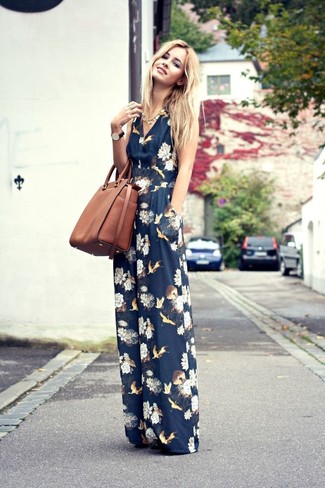 Comment porter une combinaison pantalon à fleurs bleu marine
