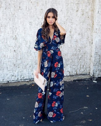 Comment porter une combinaison pantalon à fleurs bleu marine