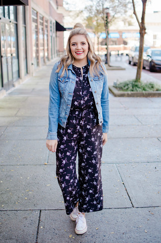 Comment porter une combinaison pantalon à fleurs bleu marine