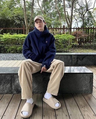 Comment porter un sweat à capuche bleu marine