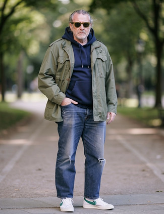 Comment porter un sweat à capuche bleu marine au printemps