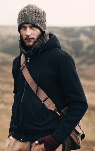 Comment porter un sweat à capuche bleu marine