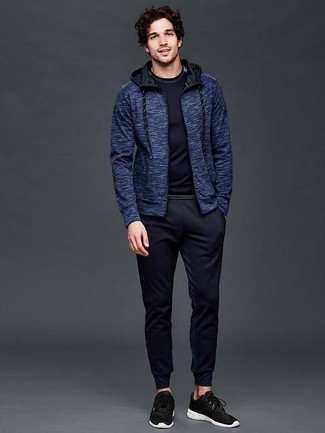 Comment porter un sweat à capuche bleu marine