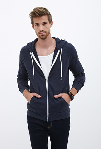 Comment porter un sweat à capuche bleu marine