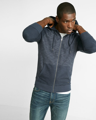 Comment porter un sweat à capuche bleu marine