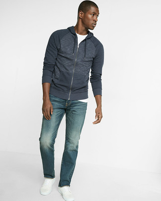 Comment porter un sweat à capuche bleu marine