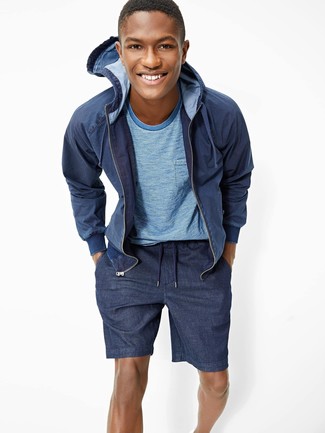 Comment porter un sweat à capuche bleu marine