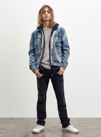 Comment porter un sweat à capuche bleu marine