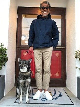 Comment porter un sweat à capuche bleu marine