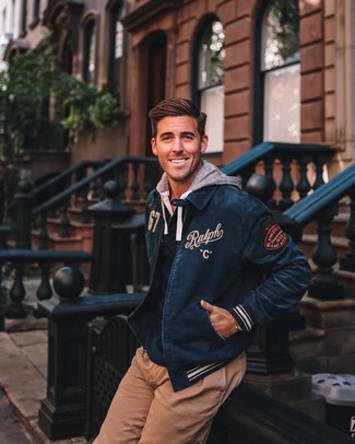 Comment porter un sweat à capuche bleu marine