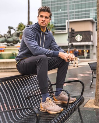 Comment porter un sweat à capuche bleu marine