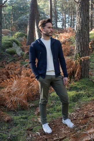Comment porter un sweat à capuche bleu marine