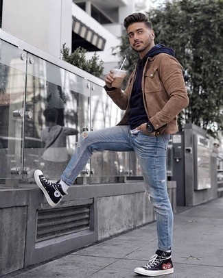 Comment porter un sweat à capuche bleu marine