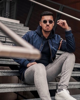 Comment porter un sweat à capuche bleu marine
