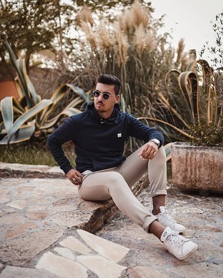 Comment porter un sweat à capuche bleu marine au printemps