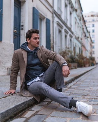 Comment porter un sweat à capuche bleu marine