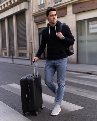Comment porter un sweat à capuche bleu marine au printemps