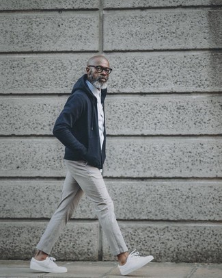 Comment porter un sweat à capuche bleu marine