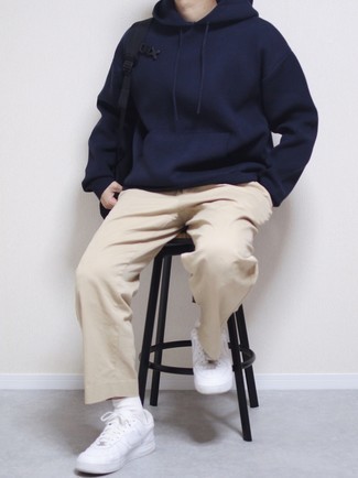 Comment porter un sweat à capuche bleu marine