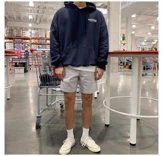 Comment porter un sweat à capuche bleu marine
