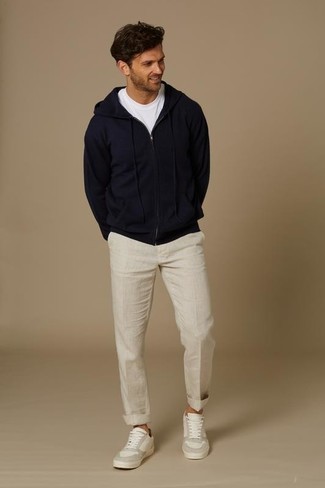 Comment porter un sweat à capuche bleu marine